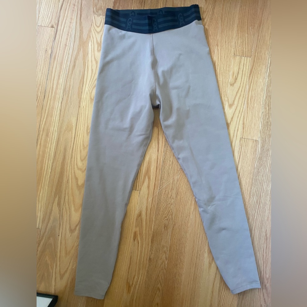 Good American Icon 7/8 leggings in taupe